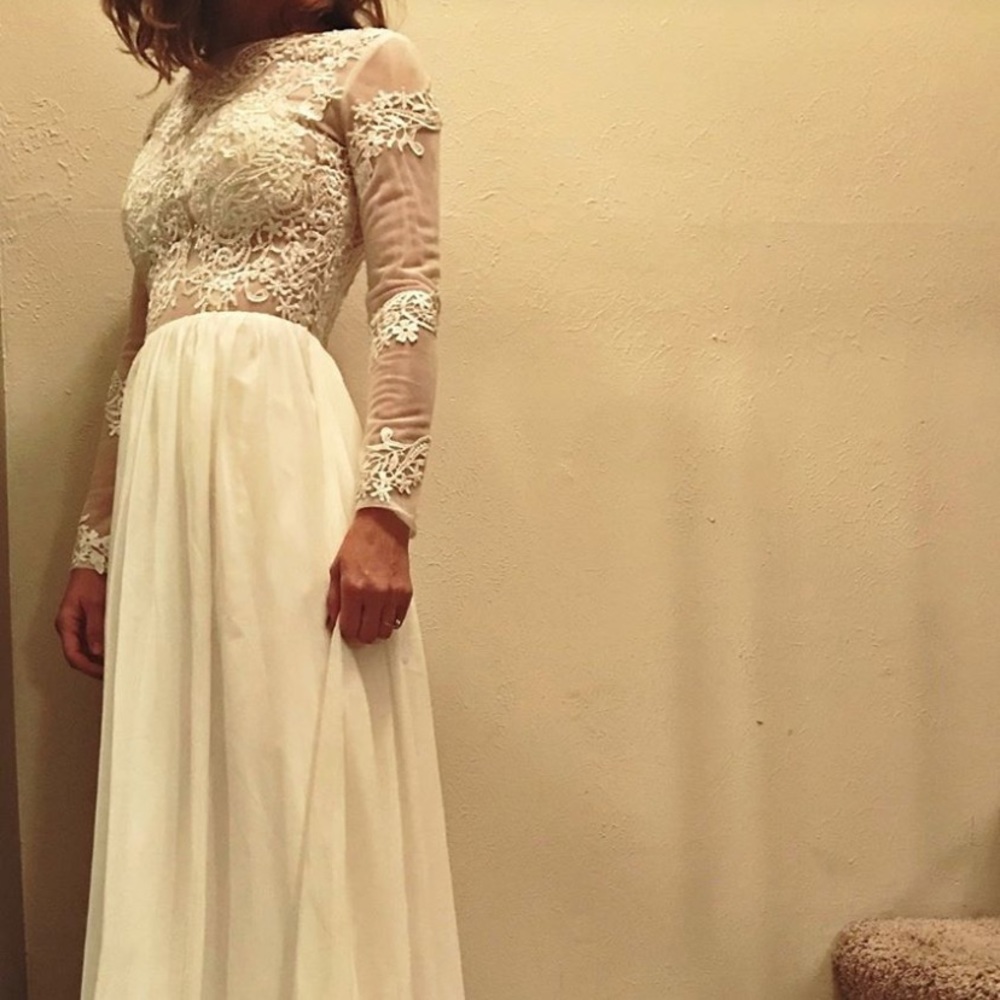 Long sleeve wedding dress. Never worn. Size 0-2